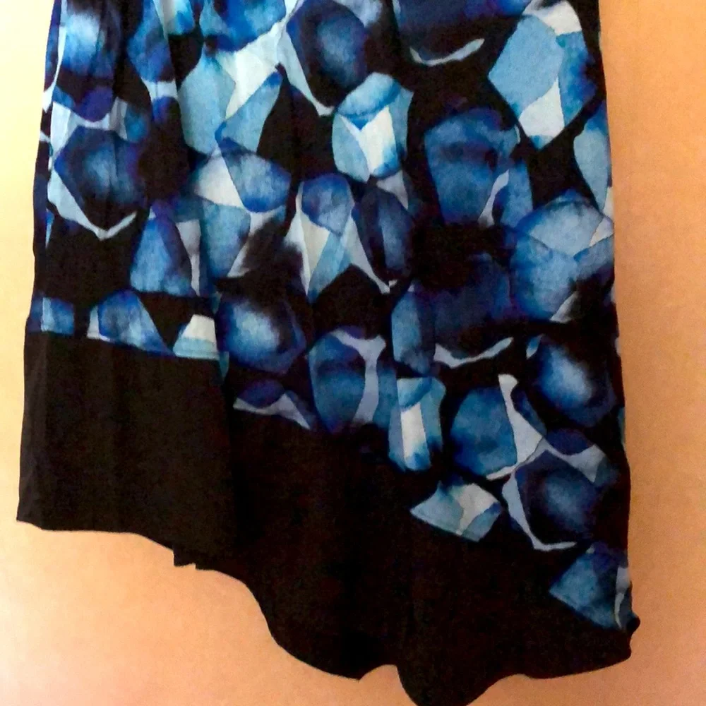 Simply Vera Wang tunic in blues and black. Asymmetrical - Picture 4 of 6